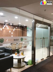 Thi công dán decal logo cửa kính văn phòng