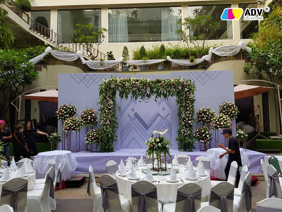 Khung backdrop sân khấu cưới đẹp với hoa tươi