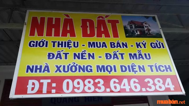 Bảng hiệu ký gửi nhà đất được làm bằng chất liệu bạt Hiflex, căn chỉnh trong khung viền nhôm